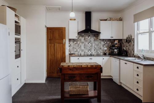 180m² 3 guļamistaba, 3 privāta vannas istaba Māja Seintmerī
 (Cottage on Groom - St Marys Charm and Convenience) in St Marys