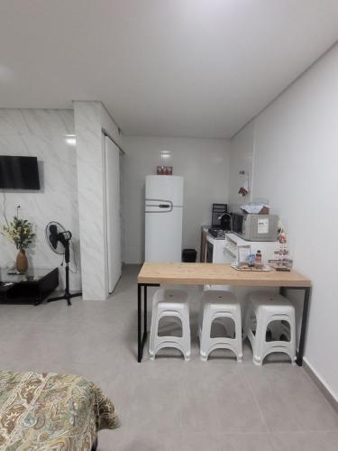 Kitnet da Treze - 600m da Praia da Enseada in Enseada