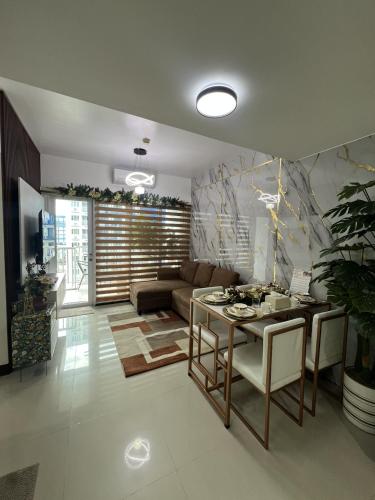2BR Staycation in front of MOA Near Aiports Entertainment City Ayala Malls Parqal Worldtrade Center PICC Starcity SEA ESCAPE BLISS, Manila