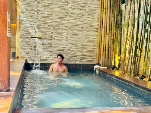 Hot spring bath, Nozawa Hostel and Onsen - Men Only near J&J Restaurant @ Samoeng