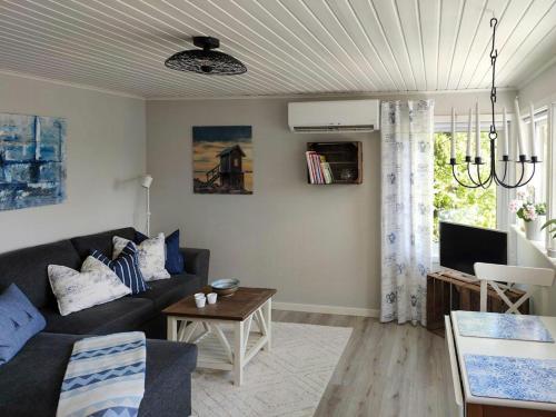 A szálláshely kívülről, Newly Renovated Cottage With Sea View In Säckebäck (Newly Renovated Cottage With Sea View In Sackeback) in Stenugsund