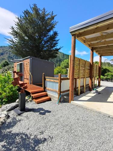 Exterior view, Maungatapu Hut in Rai Valley