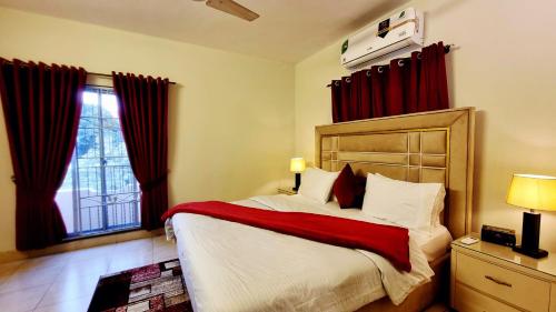 Haven Eden Villa Lahore - 4BR Holiday Home with Lawn BBQ - image 5