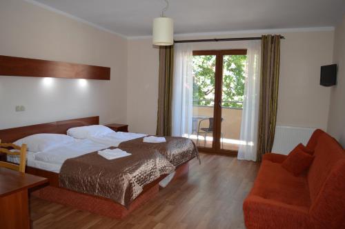 2 twin beds, 1 sofa bed