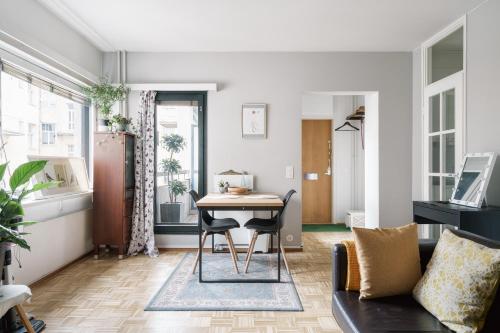 Bright Downtown Studio at Great Location