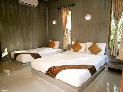 1 queen bed, 1 twin bed