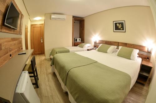 1 double bed, 1 twin bed