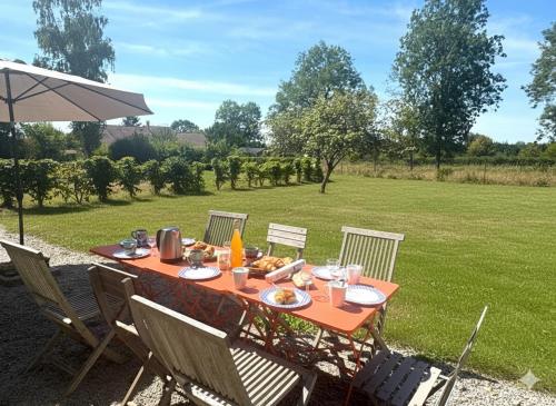 Сад, La Maison de Charme - Calme - Grand jardin - Jeux in Argentan