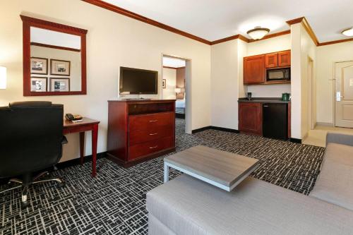 La Quinta by Wyndham Lindale - image 14