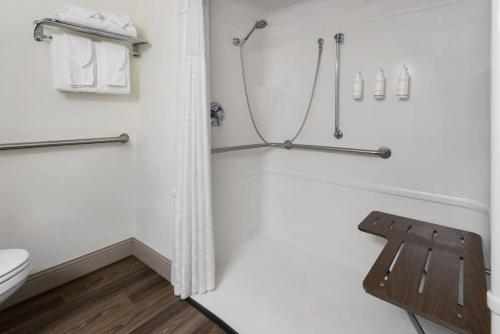 Days Inn by Wyndham Penn State Room Type - Room with Two Double Beds and Hearing access, Non-Smoking