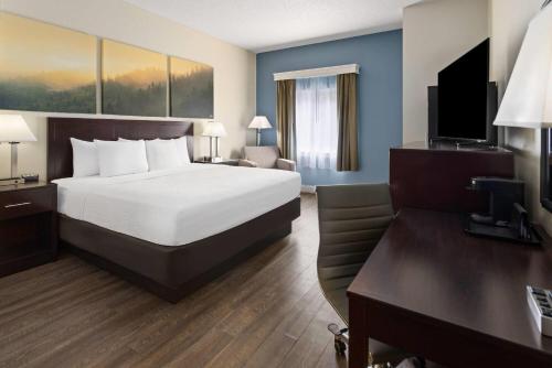 Days Inn by Wyndham Penn State Room Type - King Room with Roll-in Shower - Mobility Access/Non-Smoking