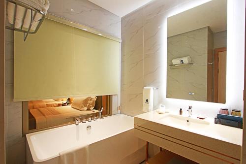 room detail thumbnail 2