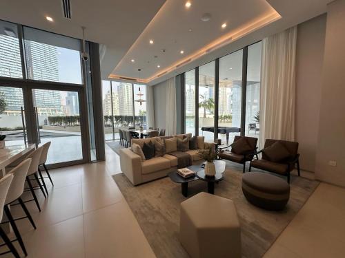 Luxury 1BR LIV Marina | Modern with Marina View - image 10