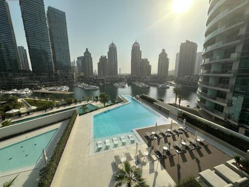 Luxury 1BR LIV Marina | Modern with Marina View - image 8