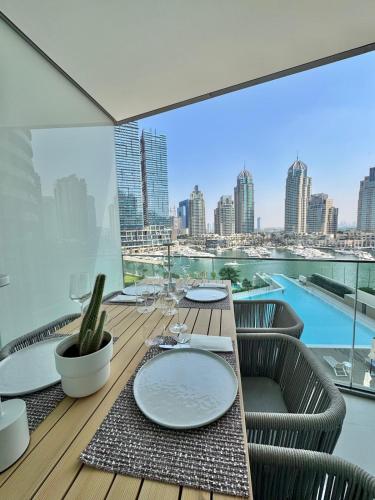 Luxury 1BR LIV Marina | Modern with Marina View - image 9