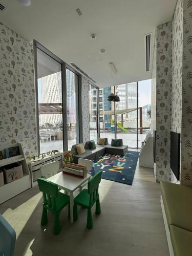 Luxury 1BR LIV Marina | Modern with Marina View - image 11
