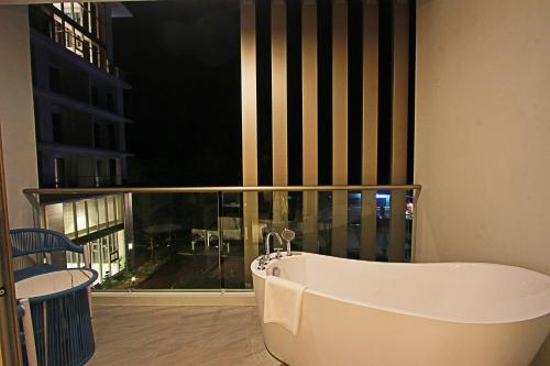 room detail thumbnail 2