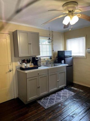 Konyha, Vintage Cabin for a Romantic Getaway near Uwharrie National Forest in Denton, North Carolina in Asheboro