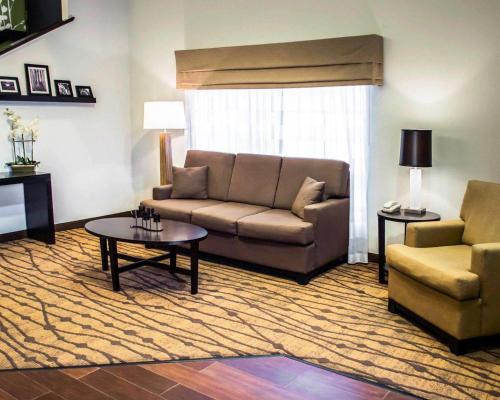 Sleep Inn & Suites Stony Creek - image 2