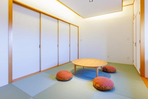 Up to 16 people BBQ with ocean view! Spacious 11th floor private parking lot with Japanese-style room for 4 cars Ryukyu tower 11F