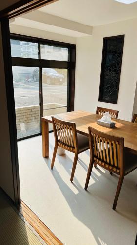 Free parking just a 7-minute walk from Koiwa tram stop This spacious 75-square-meter flats features two large bedrooms and can accommodate up to seven guests