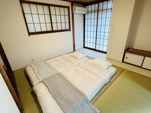 Free parking just a 7-minute walk from Koiwa tram stop This spacious 75-square-meter flats features two large bedrooms and can accommodate up to seven guests