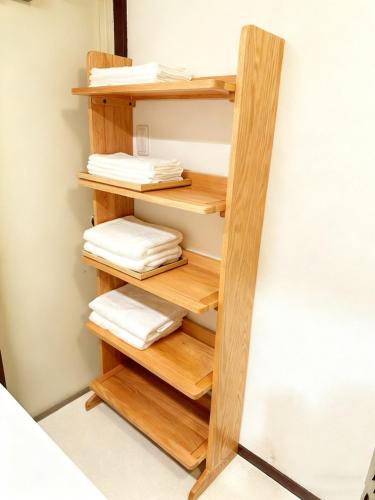 Free parking just a 7-minute walk from Koiwa tram stop This spacious 75-square-meter flats features two large bedrooms and can accommodate up to seven guests