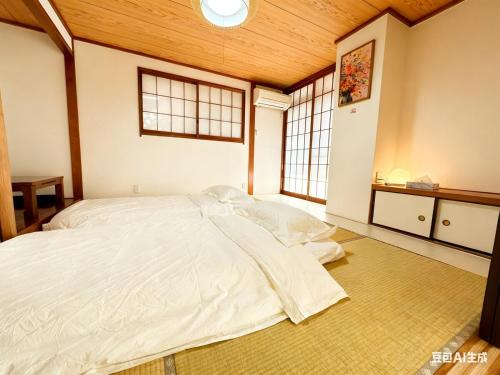 Free parking just a 7-minute walk from Koiwa tram stop This spacious 75-square-meter flats features two large bedrooms and can accommodate up to seven guests
