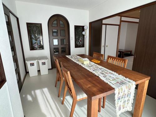 102Room,Free parking just a 7-minute walk from Koiwa tram stop This spacious 75-square-meter flats features two large bedrooms and can accommodate up to seven guests