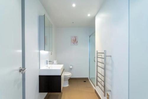 Skyline Penthouse Duplex - 2BR City Escape in أخرى