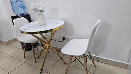 Hosted by Shee -One bedroom Ruaka near Two Rivers in Ruaka