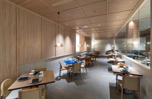 Restaurant, Golden Tulip Essential Pik2 Jakarta in PIK2