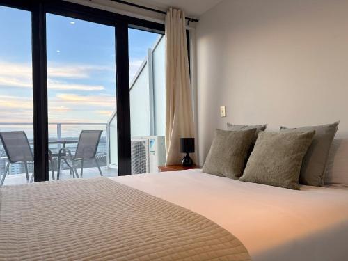 Skyline Penthouse Duplex - 2BR City Escape in أخرى