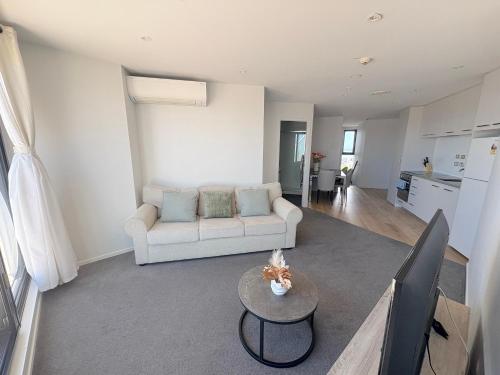 Skyline Penthouse Duplex - 2BR City Escape in أخرى