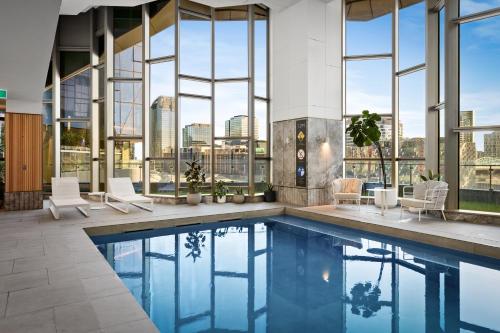 مسبح, Brand New Luxury Stay with Garden View Same Tower as Ritz Carlton in أخرى