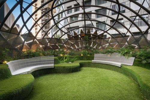 حديقة, Brand New Luxury Stay with Garden View Same Tower as Ritz Carlton in أخرى