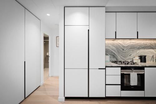 مطبخ, Brand New Luxury Stay with Garden View Same Tower as Ritz Carlton in أخرى