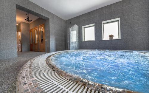 熱水浴缸, Arti Minijos - mažoji salė (Arti Minijos - mazoji sale) in 普列庫萊