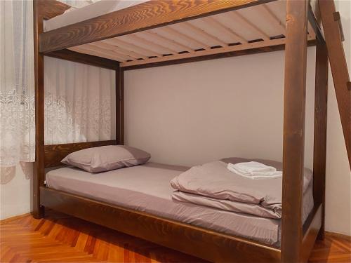 2 bunk beds