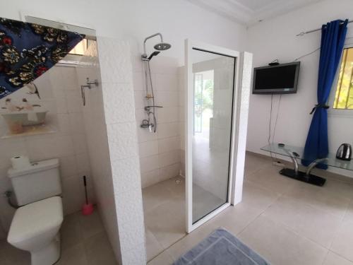 Adorable chambre cosy ,vue piscine avec canape et frigo , calme piscine CAP SKIRRING proche plage et in Cap Skirring