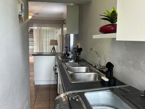 Cuina, Tana's flat in Brakpan