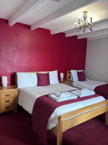 1 double bed, 1 twin bed