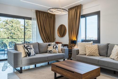 Casino & Mall Luxury Jacuzzi Penthouse Suite – khách sạn tại Zakaki