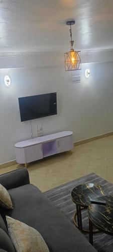 Comoditats, Modern 1BR Apartment in Membley & near Ruiru Bypass, Kenyatta University & AMREF, Fast WiFi & Parkin in Ruiru