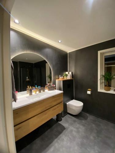 Cozy house with free parking on the premises in Рынгебу