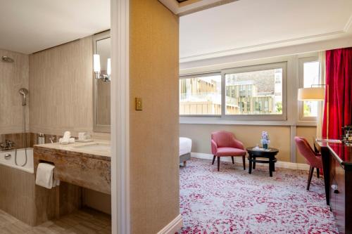 room detail thumbnail 2