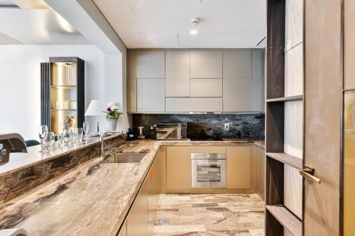 Lavish 2-Bedroom Apartment in Dubai Oasis - image 13