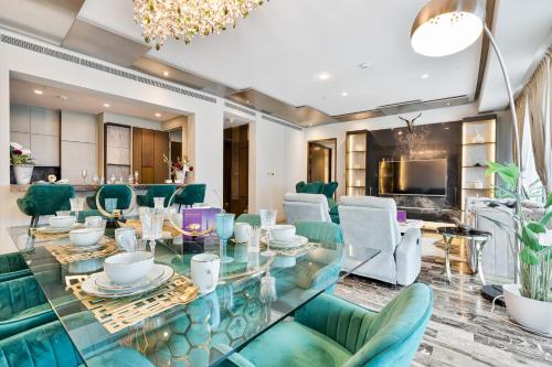 Lavish 2-Bedroom Apartment in Dubai Oasis - image 4