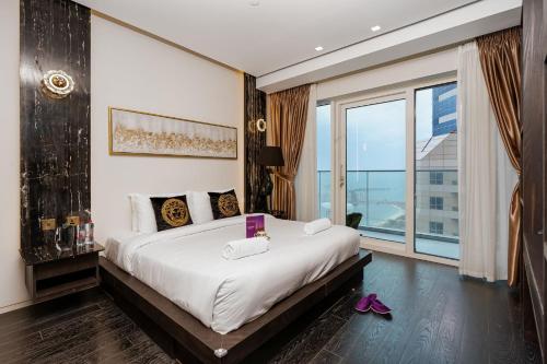 Lavish 2-Bedroom Apartment in Dubai Oasis - image 8
