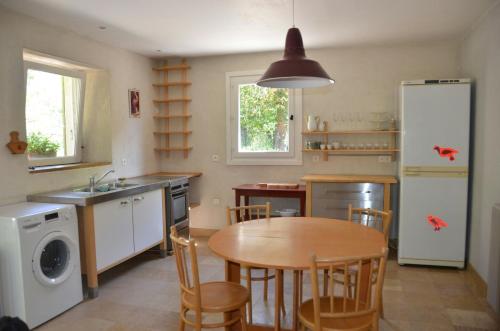 Viesnīcas āriene, Provençal Farmhouse With Shared Pool In The Drôme (Provencal Farmhouse With Shared Pool In The Drome) in Saint-Gervais-sur-Roubion